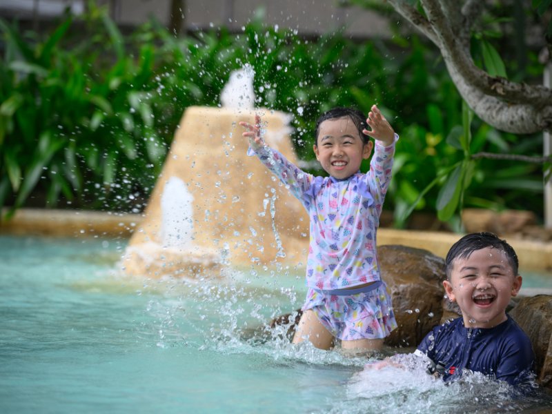 慢活SPA區淺灘氣泡浴與按摩噴頭座椅